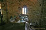 Table ronde de pierre et couverts, monastère Metamorfosis, Les Météores, Grèce.