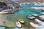 Mandrakia, vue sur le petit port et ses abris à bateaux dans la roche, Milos, Grèce.