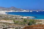 Panorama en direction de Sarakikiko depuis Mytakas, Milos, Grèce.