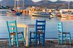 Milos, Pollonia, histoire de chaises sur le port, Grèce.