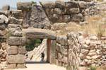 Vue sur la porte des Lionnes depuis l'intérieur de l'enceinte, Mycènes, Grèce.