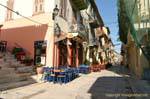Taverne dans un angle de Staikopoulou, Nauplie, Grèce.