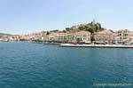 Les quais en arrivant avec le bateau, île de Poros, Grèce.