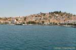 Panorama en arrivant avec le ferry, île de Poros, Grèce.