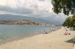 Plage encore tranquille, île de Poros, Grèce.