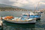 Barques de pêche vers Galatas, île de Poros, Grèce.