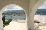 Vue des arcades dans les hauts de la ville, Poros, Grèce.