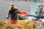 Pêcheur et filet de pêche au port, île de Poros, Grèce.