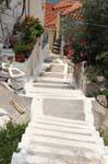 Volée d'escaliers en descente, île de Poros, Grèce.