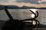 Ancre, baie et reflet solaire, île de Poros, Grèce.
