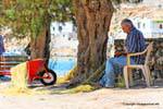 Sifnos, Faros, ravaudeur de filet, Grèce.
