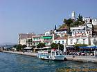 Vue sur le port de Poros, Grèce.