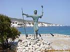 La statue de Kosmas Barbatsis, devant les canons, île de Spetses, Grèce.