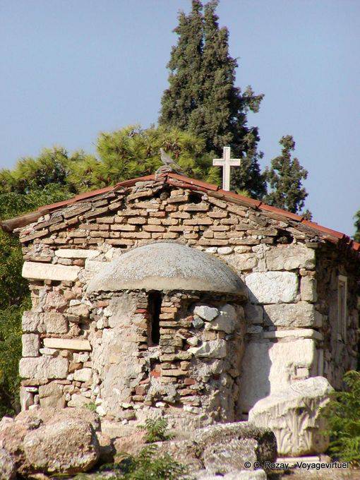 Petite église cachée dans Plaka, Athènes - Grèce