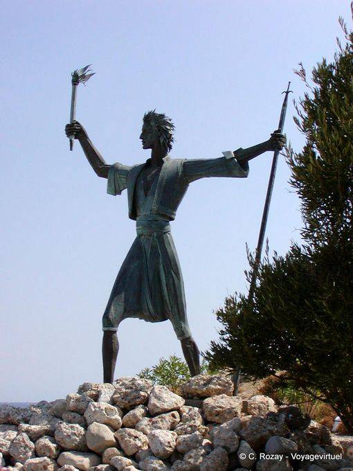 La statue de Kosmas Barbatsis, devant les canons, île de Spetses - Grèce