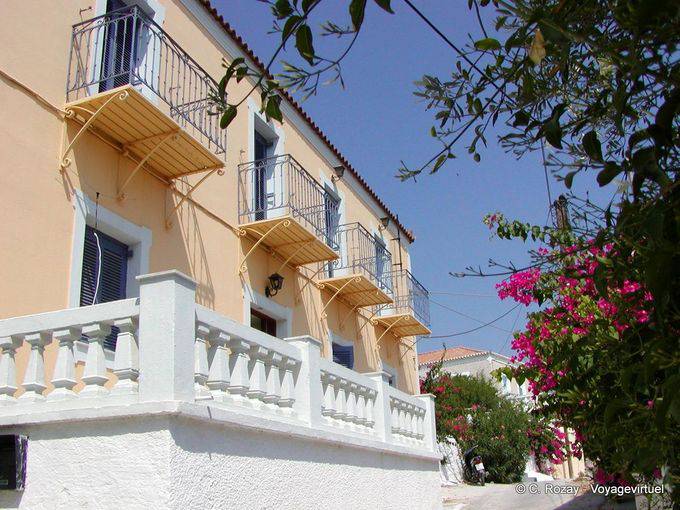 Balcons dans une rue de Spetses - Grèce