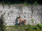 Sculpture insolite au pied des murailles, Grenoble, Isère.