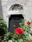 Roses, croix et fronton sculpté, Grenoble, Isère.