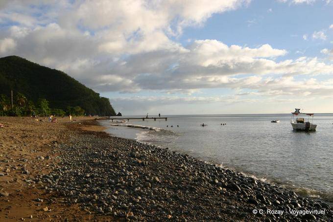 Plage de galets volcaniques, Guadeloupe - Guadeloupe