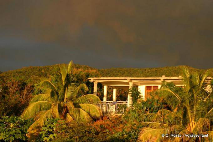 Lumières d'orage sur une maison, environs de Pointe-Noire - Guadeloupe