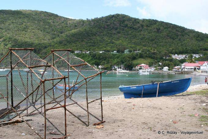 Barque et casiers artisanaux, Deshaies - Guadeloupe