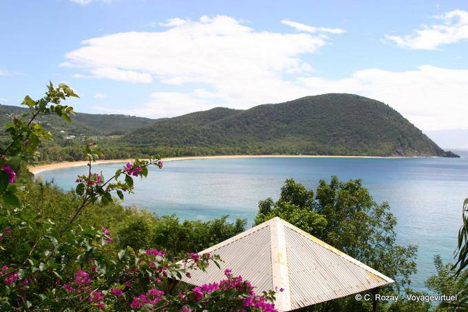 Toit de tôle et panorama sur Grande Anse, Deshaies - Guadeloupe