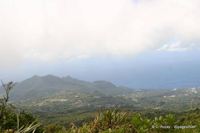 Vue du Sud de l'île de Basse-Terre depuis les pentes de la Soufrière, la vieille dame - Guadeloupe
