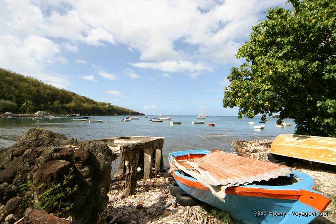 Bateaux nichés dans le mouillage anticyclonique de l'Anse-à-la-Barque - Guadeloupe