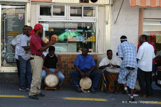 Musiciens de Gwo-ka dans une rue de Basse-Terre - Guadeloupe