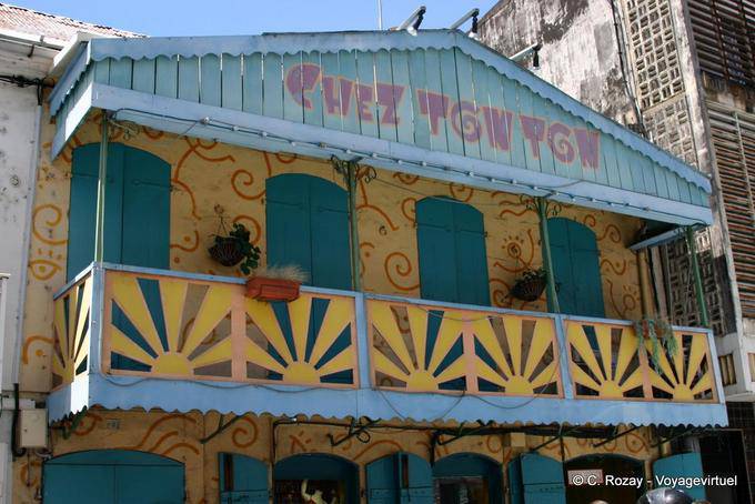 Chez Tonton, façade et balcon, Basse-Terre - Guadeloupe