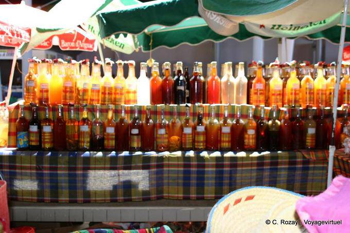 Rhums décorés aux couleurs créoles en étalage, marché de Basse-Terre - Guadeloupe