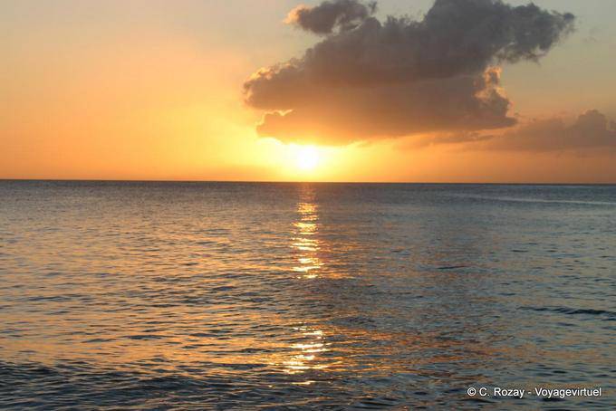 Reflet sur la mer des Caraibes, coucher de soleil, Guadeloupe - Guadeloupe