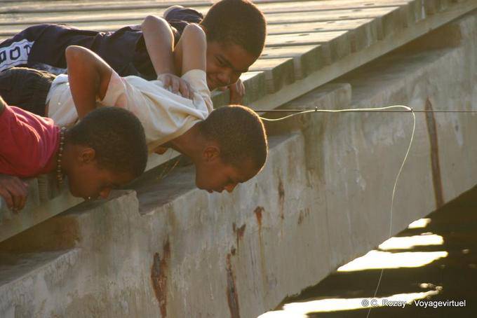 Jeunes pêcheurs sur la digue, Deshaies - Guadeloupe