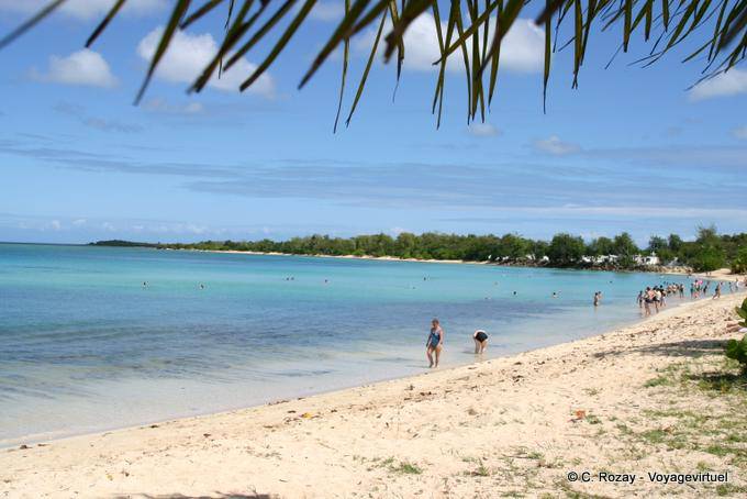 Touristes trempant leurs pieds dans l'Anse-du-Souffleur, Port-Louis - Guadeloupe