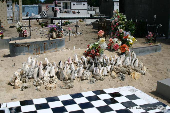 Cimetière de Port-Louis, coquillages et tombes de fer blanc - Guadeloupe