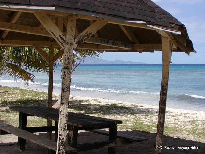 Fragile abri de bois sur la plage du Souffleur - Guadeloupe
