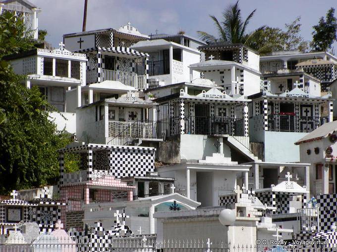 Monuments funéraires en étages, cimetière de Morne-à-l'Eau - Guadeloupe
