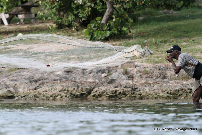 Le pêcheur de la Porte d'Enfer, Pointe de la Grande Vigie, Guadeloupe