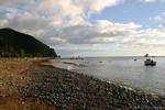 Plage de galets volcaniques, Guadeloupe, Guadeloupe.