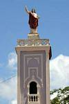 Statue sur le siège de l'évêché, vers la cathédrale Notre-Dame, Basse-Terre, Guadeloupe.