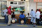 Musiciens de Gwo-ka dans une rue de Basse-Terre, Guadeloupe.