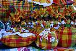 Poupées créoles en costume traditionnel antillais, marché de Basse-Terre, Guadeloupe.