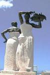 Statue blanche et noire, place du marché côté mer, Basse-Terre, Guadeloupe.