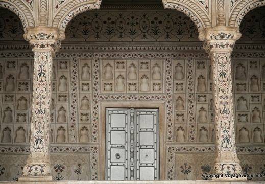 Agra Fort Rouge diwan i am 49