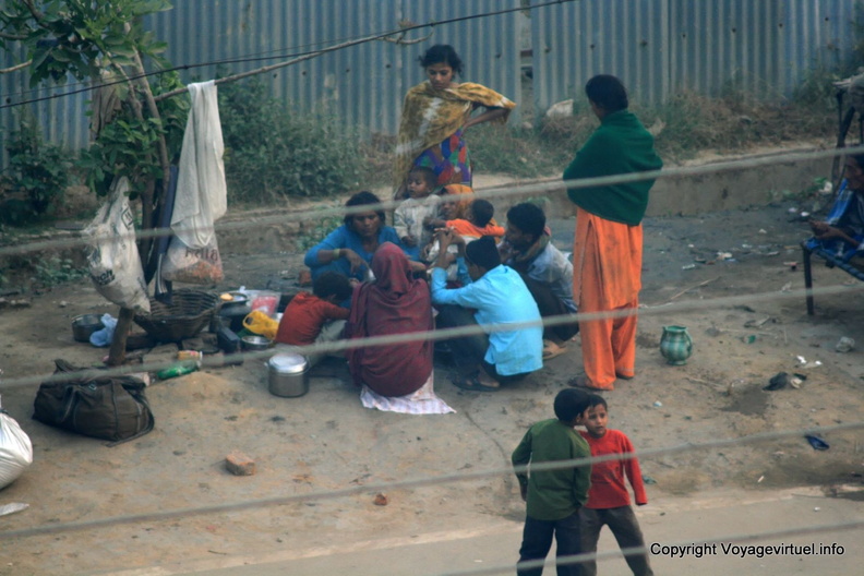 Seconde image indienne : la pauvreté, que dis-je, la misère est dans la rue ... des familles entières vivent sur .. le trottoir ! Delhi