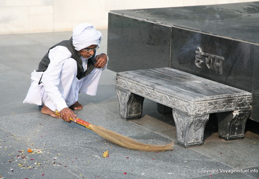 Homme de ménage au Gandi Raj Ghat Delhi 10