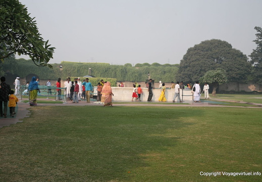 Personnes faisant le tour du Gandi Raj Ghat Delhi 7