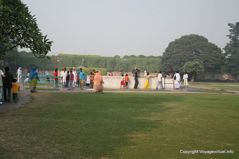 Delhi, Personnes Faisant Le Tour Du Gandi Raj Ghat Delhi 7