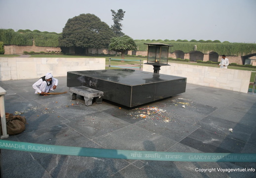 Le mausolée dépouillé du Gandi Raj Ghat Delhi 9