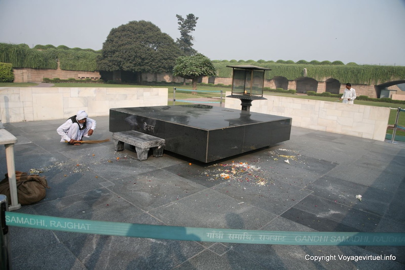 Delhi, Le Mausolée Dépouillé Du Gandi Raj Ghat Delhi 9